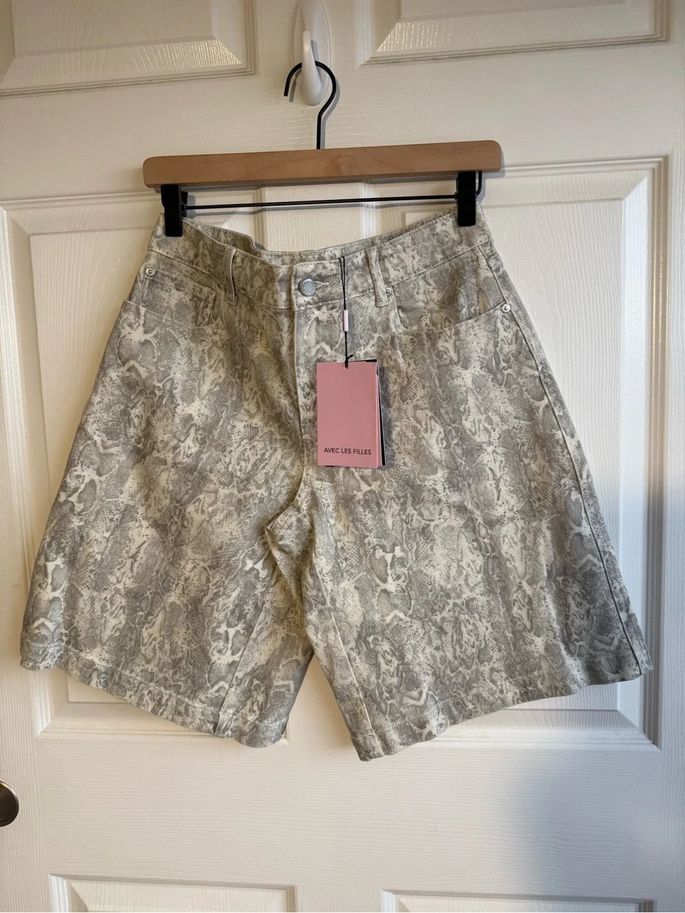 Avec Les Filles Faux Snakeskin Bermuda Shorts Ecru Python Size 27 NWT